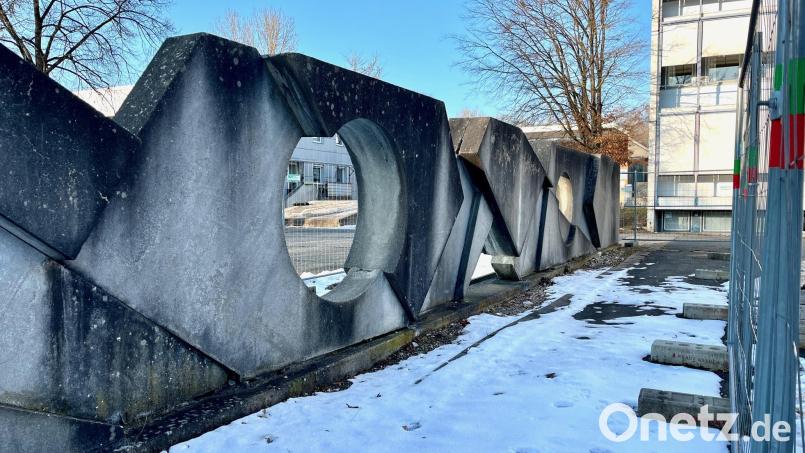 Seit Monaten ist die "Käsemauer" am Kepler-Gymnasium eingezäunt. Risse im Mauerwerk gefährden die Standsicherheit. Die lose aufeinandergelegten Schrägelemente könnten kippen. Ihr bereits beschlossener Abriss wird noch einmal geprüft. Bild: Gabi Schönberger