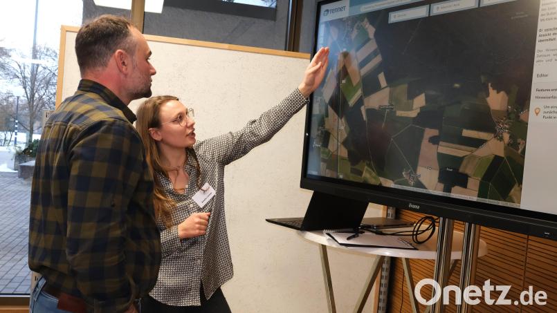 Tennet-Mitarbeiterin Amelie Lindner erklärte den Besuchern den Trassenverlauf der neuen Ostbayernachse. Bild: Hirsch