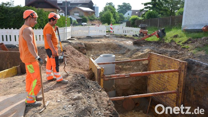 Zügig voran gehen die Bauarbeiten in der Klostergasse in Kondrau, aktuell wird der alte Schmutzwasser- und Regenwasserkanal ausgewechselt, die Arbeiten sollen heuer noch abgeschlossen werden. Asphaltierungsarbeiten sollen zum Teil noch heuer, der Rest dann im kommenden Jahr fertiggestellt werden. Die Arbeiten führt die Firma Gollwitzer aus Floß aus. Bild: jr