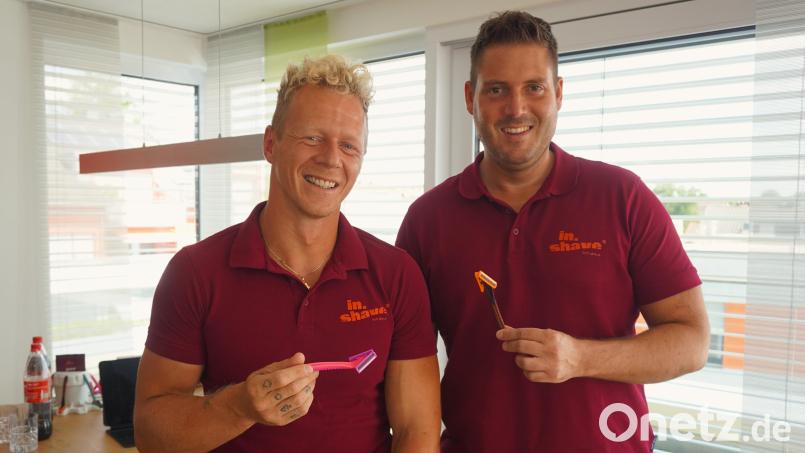 Dominik Greiler (links) und Christoph Micko haben einen Rasierer für die Haare zwischen den Pobacken entwickelt. Archivbild: jut