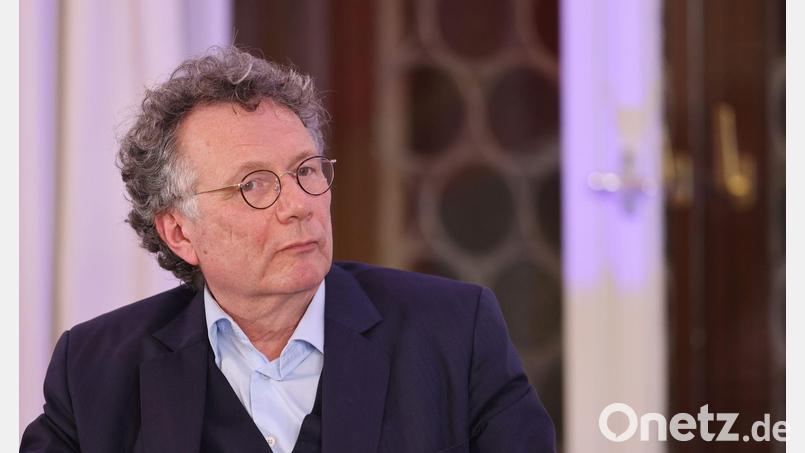 Der Schriftsteller Ingo Schulze kommt 2026 als Poetikprofessor nach Bamberg – im Gepäck hat der 1962 Geborene auch sein neuestes Werk. (Archivbild) Bild: Jan Woitas/dpa