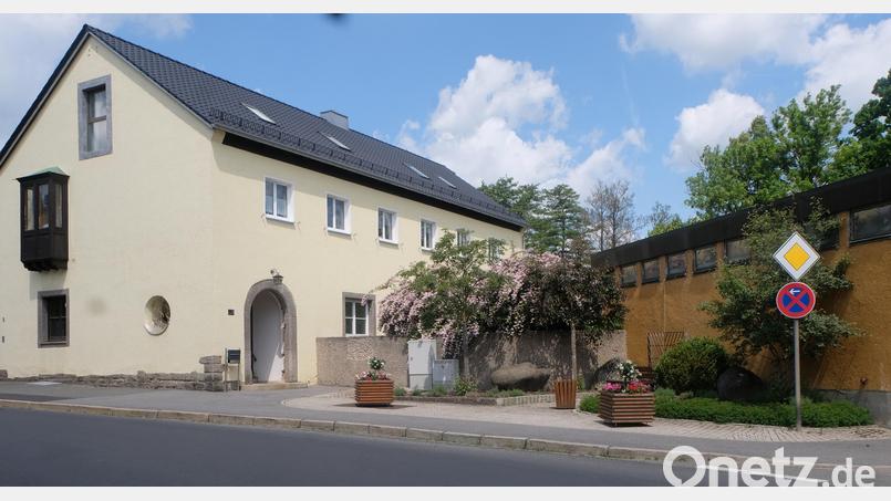 Vor 90 Jahren wurde dieses stattliche, moderne und städtebaulich anspruchsvolle Postgebäude errichtet. Die Anlagen vor dem Gebäude gestaltete erst vor wenigen Jahren der Markt Floß. Bild: Fred Lehner