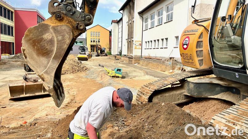 Die Löcher und Erdhügel im Pausenhof zwischen Grund- und Mittelschule verschwinden. Im neuen Schuljahr dürfen die Schüler das Gelände wieder nutzen. Bild: Gabi Schönberger