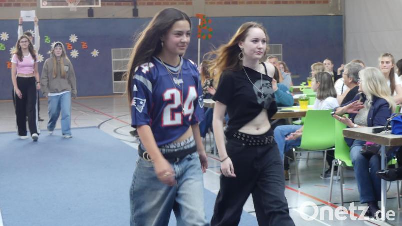Schülerinnen präsentierten zum 75. Geburtstag der Wirtschaftsschule Eschenbach bei einer Modenschau in der Mehrzweckhalle Kleidung aus fünf Jahrzehnten. Bild: rn