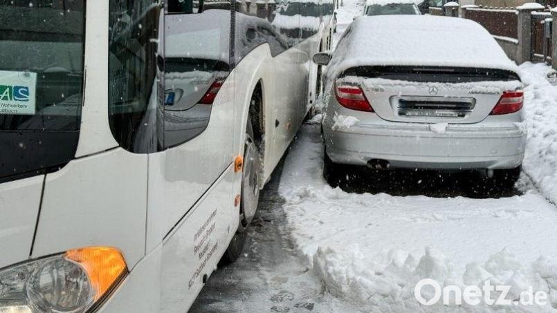 Der Bus kam auf der schneebedeckten Straße ins Rutschen, es ging weder vor noch zurück – zwischen Bus und geparktem Auto waren nur noch wenige Millimeter. Bild: Petra Hartl