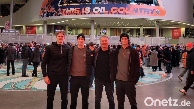 Von links nach rechts: Neal, Noah, John und Patrik Samanski im "Oil Country". Zum NHL-Debüt von Josh Samanski reiste auch eine kleine Delegation der Samanski-Familie nach Edmonton. Bild: Samanski/privat