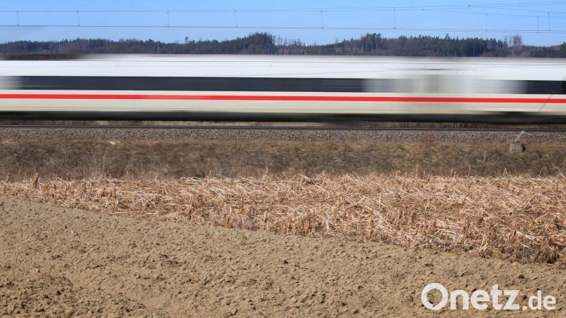 Die bisherige ICE-Strecke zwischen den benachbarten Großstädten Augsburg und Ulm soll durch eine neue Trasse ersetzt werden. (Archivbild) Bild: Karl-Josef Hildenbrand/dpa