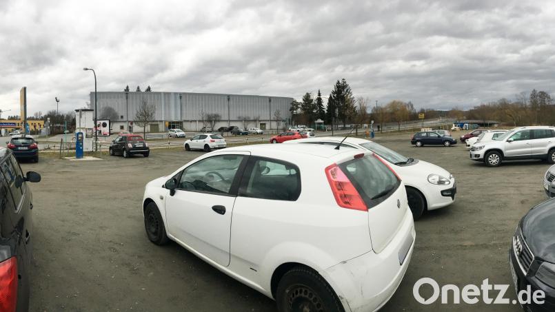 Vor allem Mitarbeiter des Klinikums nutzen den Parkplatz gegenüber der Mehrzweckhalle, Am Langen Steg. Auch bei Veranstaltungen wird er benötigt. Wohnmobilstellplätze wird es in absehbarer Zeit hier keine geben. Bild: Gabi Schönberger