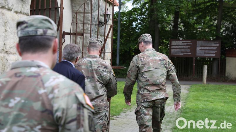 Hier betritt Brigadegeneral Steven Carpenter (Zweiter von rechts), der Kommandeur in Grafenwöhr, den historischen Wasserturm auf dem Truppenübungsplatz. zum 250. Geburtstag der Army öffnet das Gebäude auch – aber nur für Angehörige der US-Armee. Bild: Maj. Micah Welch/ US Army