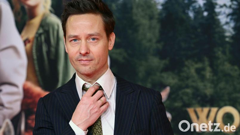 Tom Schilling spielt auch in einer dritten Staffel die Figur Björn Diemel - einen Anwalt auf mörderischem Achtsamkeitstrip. (Archivbild) Bild: Angelika Warmuth/dpa