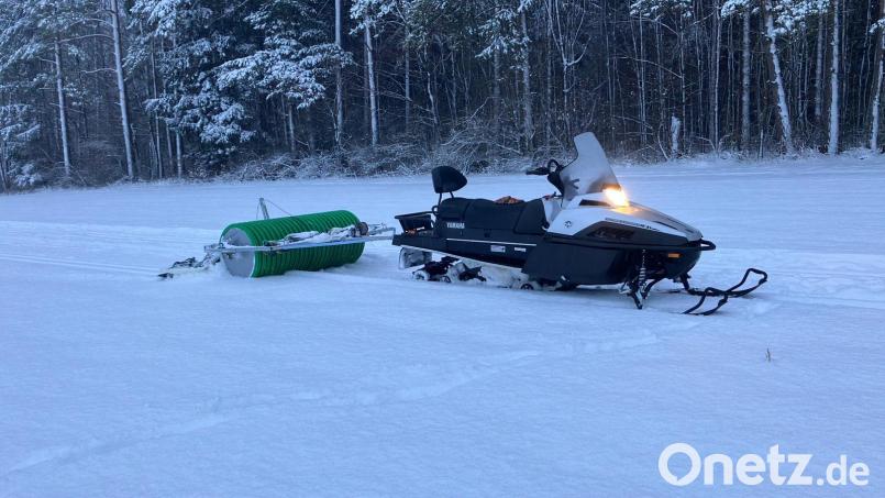 Mit diesem Yamaha-Motorschlitten ist Benno Krumpholz im Auftrag der Stadt zum Spuren der Langlaufloipen unterwegs. Zwischen Sulzbach und Fichtelbrunn ändert sich ab Donnerstagnachmittag, 29. Januar, die Loipenführung. Bild: Benno Krumpholz