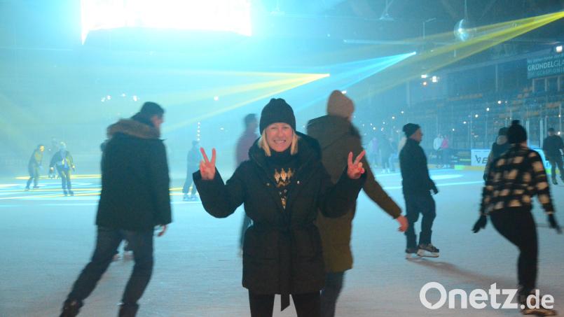 Cooler Sound und heiße Kufen: Bei der Ü-30-Party im Weidener Eisstadion wird zu Hits aus den 80ern und 90ern gefeiert. Bild: Kunz