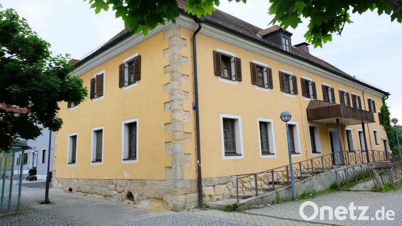 In das ehemalige ortsbildprägende Grafenwöhrer Postamt soll wieder neues Leben einkehren. Bild: do