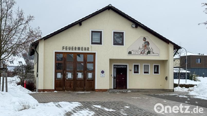 Das Feuerwehrhaus in Poppenricht soll erweitert und umgebaut werden. Der Verwaltungsgerichtshof in München hat jetzt den Baustopp aufgehoben. Bild: Petra Hartl