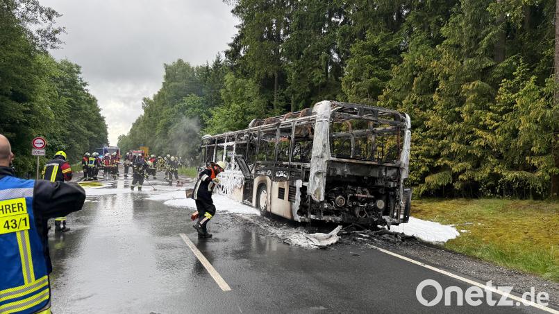 Ein leerer Schulbus brannte am Donnerstagmorgen bei Schönficht auf der Staatstraße 2181 zwischen Tirschenreuth und Windischeschenbach. Bild: Roland Wellenhöfer