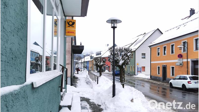Das gelbe Schild hängt schon: Am 19. Februar öffnet in Schönsee in der Hauptstraße 40 (gegenüber Metzgerei Kuttner) wieder eine Postfiliale. Bild: Portner