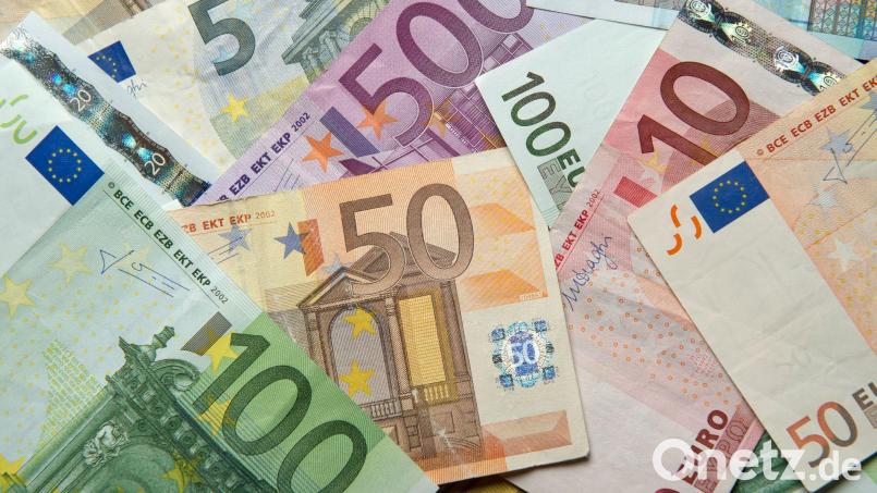 Sprudelnde Einnahmen prägen auch den Haushalt 2025 der Stadt Kemnath. Symbolbild: Daniel Reinhardt/dpa