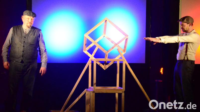 Til und Lukas erklären dem Publikum rechtes Gedankengut in dem Stück "Was heißt hier Wir?", das sie in der Max-Reger-Halle inszenieren. Bild: Kunz