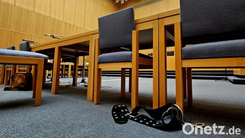 Diese Fesseln durfte der Angeklagte während der Verhandlung in Weiden abnehmen. Der 45-Jährige muss wohl für mehr als sieben Jahre wegen gewerbsmäßigen Betrugs in Haft. Bild: blf