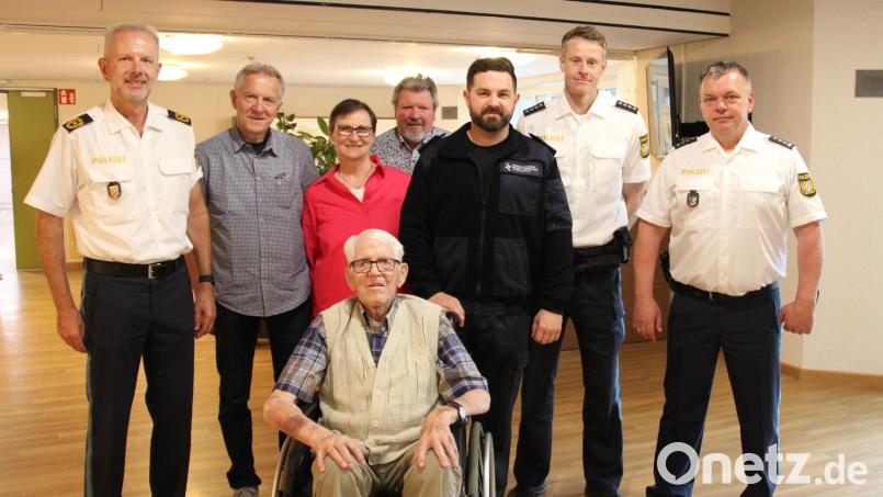 Heinrich Bierl (vorne) sieht man seine 103 Jahre nicht an. Zum Geburtstag gratulierten Polizeipräsident Thomas Schöniger, Sohn Reinhard, Schwiegertochter Irene, Sohn Heinz, Bürgermeister Sebastian Giering sowie seitens der Verkehrspolizeiinspektion Weiden Johannes Meckl und Leiter Georg Ziegler (von links). Bild: prh