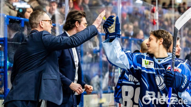 Interimstrainer Jürgen Rumrich (links) klatscht auf der Bank mit Youngster Georg Thal ab. Bild: Tobias Neubert