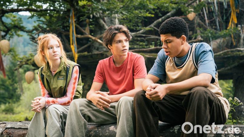 Für die Freunde Carag (Emile Chérif), Holly (Lilli Falk) und Brandon (Johan von Ehrlich) beginnt ein neues Schuljahr an der Clearwater High. Szene des Films „Woodwalkers 2“. Bild: Marc Reimann/Studiocanal GmbH/dpa