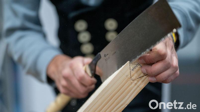 Ein Schreiner auf der Internationalen Handwerksmesse in München 2025. Viele Handwerksbetriebe in Bayern haben trotz real sinkender Umsätze 2025 mehr Azubis eingestellt. (Archiv) Bild: Leonie Asendorpf/dpa