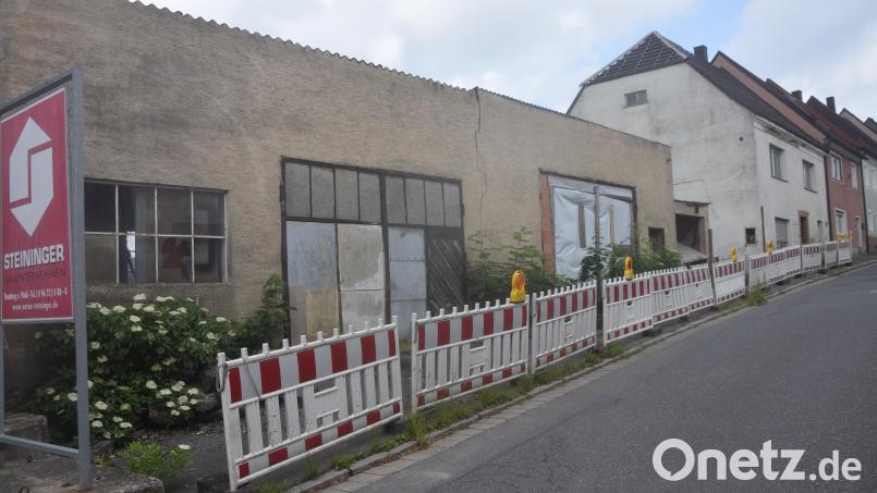 Das flache Gebäude und das weiße Haus daneben werden abgebrochen. Ein Parkdeck, Parkstodl und ein Wohngebäude mit drei Wohnungen sind geplant. Bild: fz