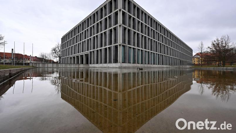 Das Bundesarbeitsgericht hat bereits in mehreren Grundsatzurteilen zum Tragen eines Kopftuchs am Arbeitsplatz entschieden. (Archivbild) Bild: Martin Schutt/dpa