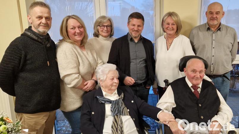 Zusammen mit den Töchtern (von links) Elke, Herta und Margit gratulieren die beiden Partner sowie Bürgermeister Peter Neumeier (stehend Mitte) dem Ehepaar Waltraud und Georg Weber zur "Eisernen Hochzeit". Bild: mab