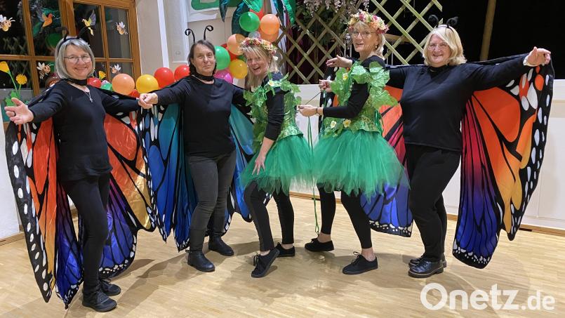 Schnell noch das Mieder der Waldfeen schnüren: Der Nabburger Frauenbund ist für die Saison startklar. Im Bild (von links) Uschi Luber, Christa Schärtl, Sonja Reitinger, Petra Polleti und Maria Six. Bild: Völkl