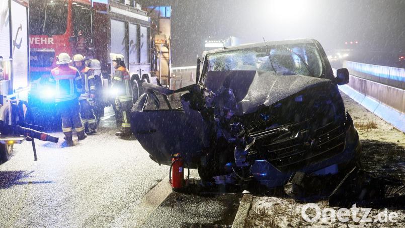 Bei dem Unfall wurden mehrere Insassen im Transporter verletzt, eine eingeklemmte Person musste befreit werden. Bild: Ralf Hettler/dpa