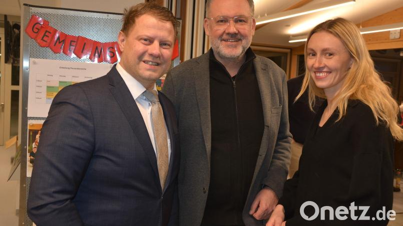 Bürgermeister Stefan Grillmeier (links) dankte Lisa und Peter Kuchenreuther für die Erstellung des ISEK, das die Stadt die kommenden Jahre begleiten wird. Bild: jr