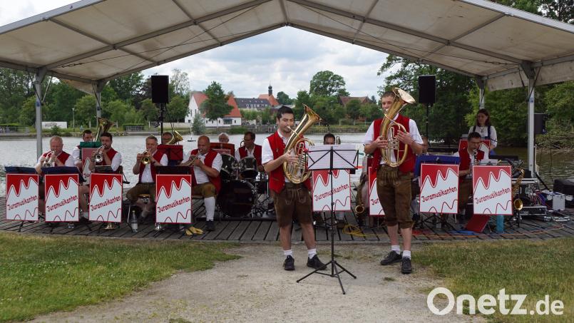 Die Juramusikanten aus Pottenstein begeisterten mit ihrem breiten Repertoire beim Seebühnenkonzert in Kemnath. Bild: bkr