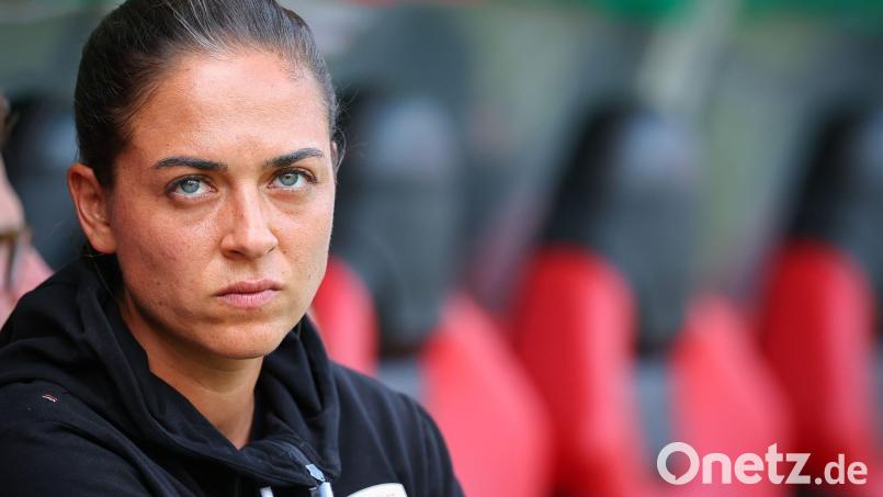 Sabrina Wittmann sorgte als Trainerin des FC Ingolstadt für ein Novum. (Archivbild) Bild: Daniel Karmann/dpa
