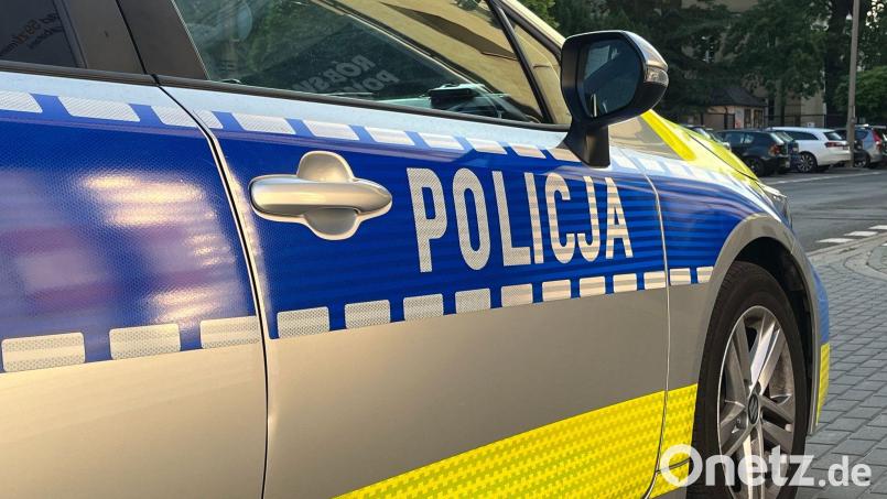 Ein Autofahrer in Polen hat mit seinem Wagen zwei Männer auf ihrem Schlitten gezogen. Einer wurde getötet, der andere schwer verletzt. (Symbolbild) Bild: Doris Heimann/dpa