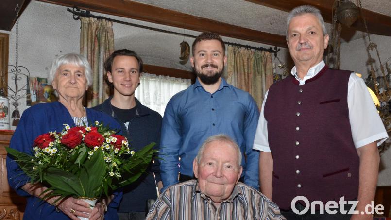 Christl und Dieter Mirus feierten Diamanten Hochzeit. Tim und Jonathan (Mitte), zwei der drei Enkelsöhne, waren beim Besuch des Bürgermeisters Andreas Wutzlhofer (rechts) dabei. Das Ehepaar wunderte sich, wie schnell die Zeit doch verging. Bild: dob