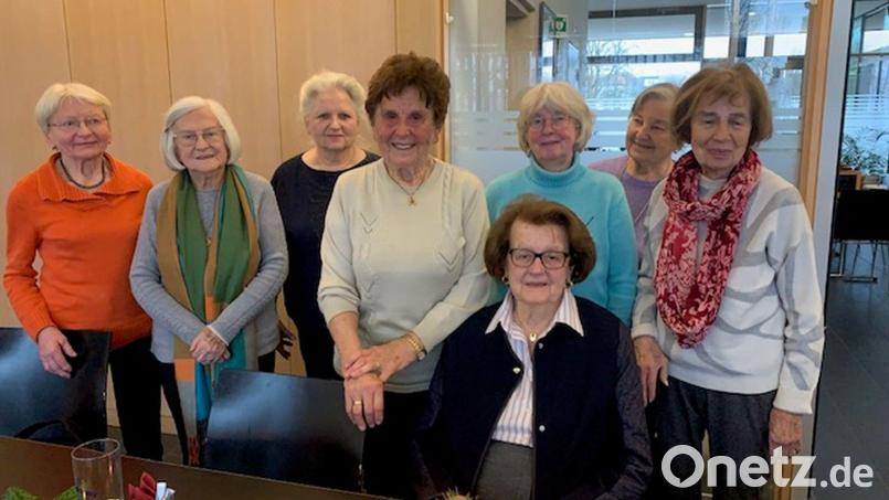 Mitglieder des Evangelischen Frauenbundes Weiden mit der Ersten Vorsitzenden Sieglinde Flittner (links) bei einer Ehrung an Weihnachten 2024. Inzwischen hat der Verein seine Auflösung bekannt gegeben. Archivbild: Ute Kunert