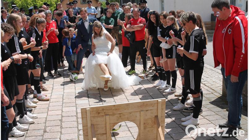 Nach dem Gottesdienst folgt der "Schuss ins Glück". Florian sieht der aktiven Fußballerin Selina dabei aufmerksam zu. Bild: pi