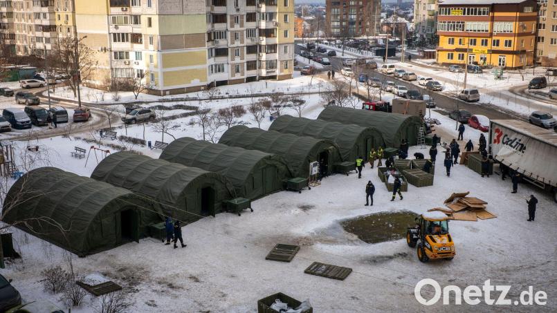 In diesen Zelten sollen sich Kiewer aufwärmen, deren Häuser ohne Heizung sind. Bild: Dan Bashakov/AP/dpa