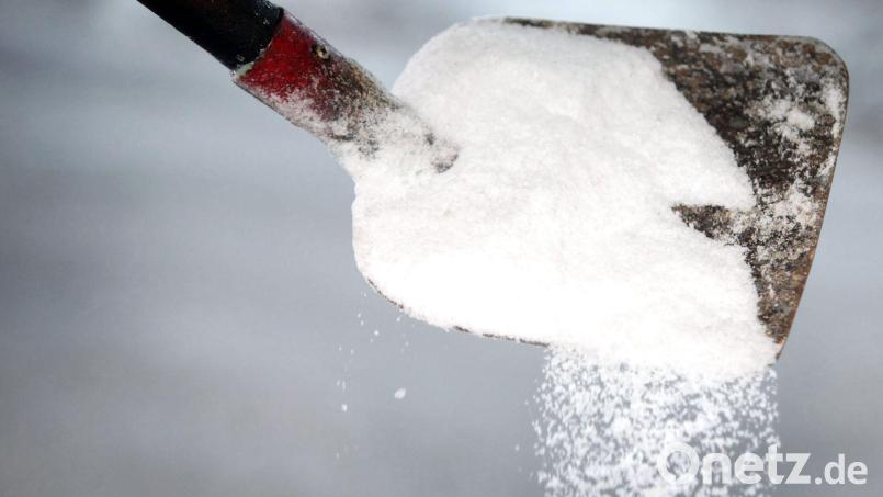 In Hamburg ist der Einsatz von Tausalz vorübergehend wieder erlaubt. (Symbolbild) Bild: picture alliance / dpa
