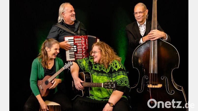 Die Folkettes werden von den Gents unterstützt. Zusammen machen sie Irish Folk. Bild: Torsten de Suza Santos/exb