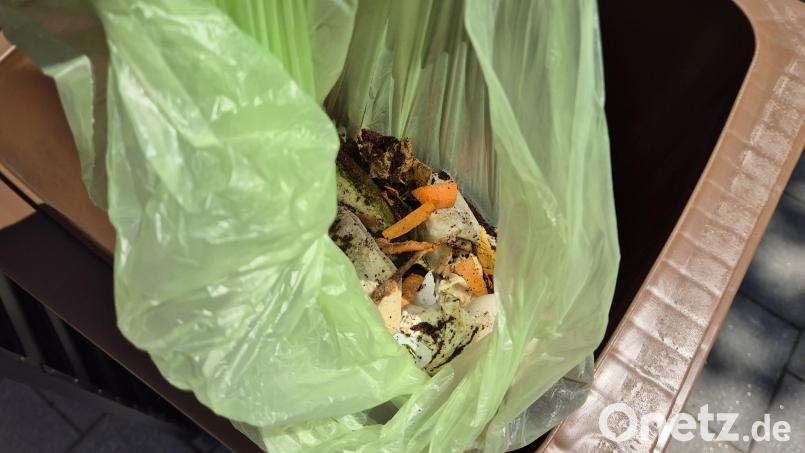 Obwohl der Biomüllbeutel aus Plastik kompostierbar ist, darf er seit 1. Mai nicht mehr in die Biotonne geworfen werden. Bild: Lowak