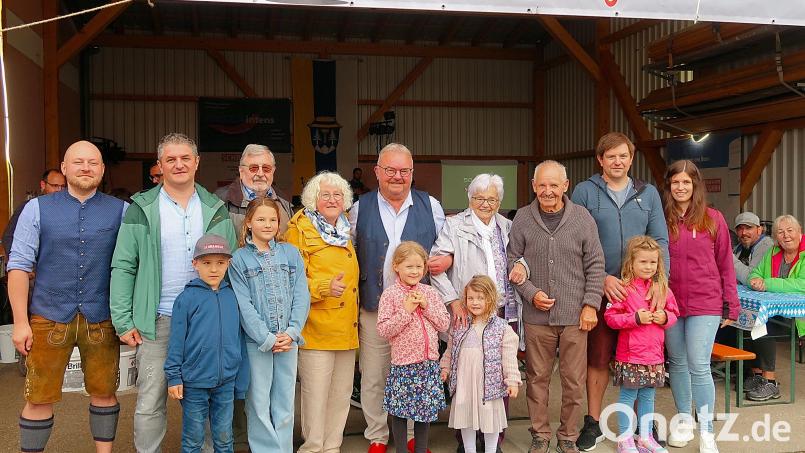 Die Firma Schraml Bau &amp; Putz GmbH ist 50 Jahre jung und zeigte bei den Feierlichkeiten auf dem Betriebsgelände, dass man neben bauen auch feiern kann. Im Bild Firmeninhaber Roland und Anna Schraml (Fünfter und Vierte von links) mit den Söhnen Manuel und Florian (von links) den Firmen-Nachfolgern Arnika und Stefan Mayer (von rechts) sowie den einstigen Mitarbeiter Johann Sperber (Dritter von rechts), Hannelore Schraml (Vierte von rechts) und Otmar Zeitler (Dritter von links). Bild: bsc