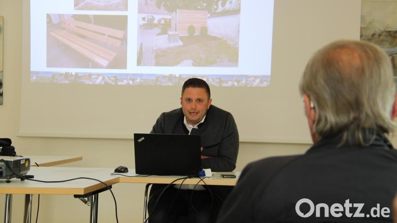 Nur 16 Bürger kamen zur Bürgerversammlung, in der Bürgermeister Ernst Lenk detailliert über Projekte in der Gemeinde informierte. Bild: prh