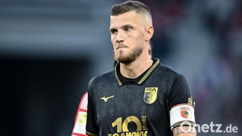 Der Kapitän bleibt: Der FC Augsburg hat mit Jeffrey Gouweleeuw noch einmal um ein Jahr verlängert. (Archivbild) Bild: Harry Langer/dpa