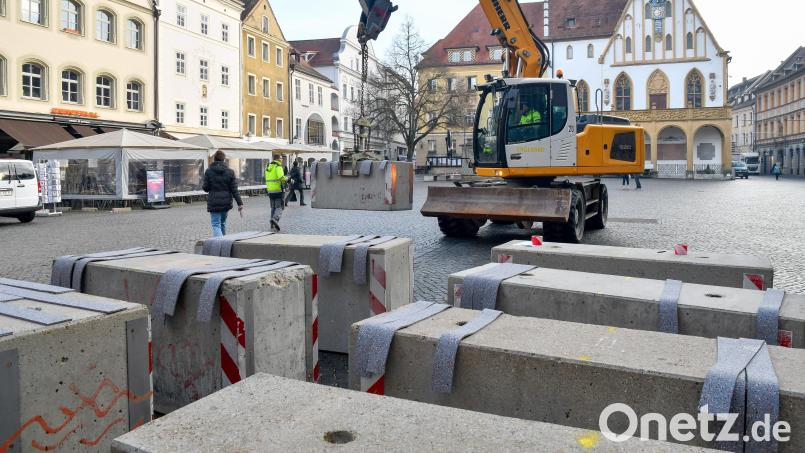 Um die Sicherheit der Feiernden zu gewährleisten, werden wieder - wie bereits 2025 - Betonelemente bei den Zufahrtsstraßen zum Marktplatz in Amberg aufgestellt. Archivbild: Petra Hartl