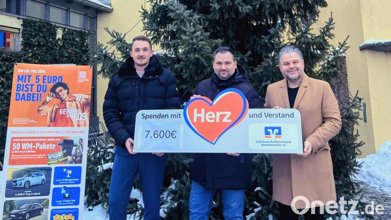 Die Volksbank Raiffeisenbank Nordoberpfalz unterstützt Vereine und Organisationen in Luhe-Wildenau mit 7.600 Euro. Bürgermeister Sebastian Hartl (Mitte) nimmt den symbolischen Spendenscheck von Geschäftsstellenleiter Christian Arnold (rechts) und Kundenberater Sandro Meyer (links) entgegen. Bild: Markt Luhe-Wildenau