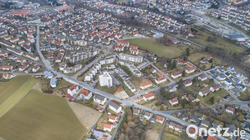 In der Bildmitte oben ist eine grüne Wiese, an deren linken Rand soll die Loderhofstraße über die Wiese bis zur Bahnlinie verlängert und an die Bahnunterführung im Hitzelmühlweg angebunden werden. Ziel ist, die Verkehrsüberlastung in der großen, diagonal verlaufenden Goethestraße-Südstraße zu verringern. Archivbild: Thilo Hierstetter