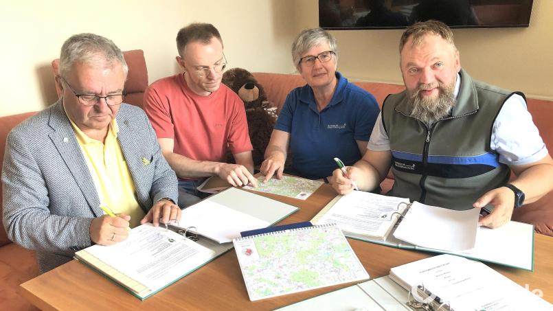 Die Unterzeichung des neuen, 20 Jahre gültigen, Forstwirtschaftsplanes für den Markt Wiesau fand im Bürgermeisterzimmer im Rathaus statt. Im Bild (von links) Bürgermeister Toni Dutz, stellvertretender Geschäftsleiter Daniel Völkl, Forstamtsfrau Annette Schödel und Christoph Hübner, Bereichsleiter Forsten am Amt für Ernährung, Landwirtschaft und Forsten in Tirschenreuth. Bild: wro